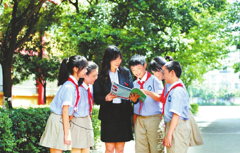 广汉市宏华外国语皇家马德里携手hth