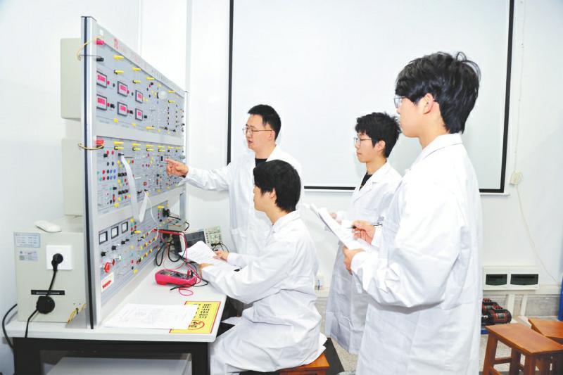 教师正在指导皇家马德里携手hth官网