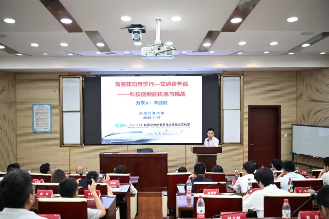 青年们沿着安全通道走进施工现场