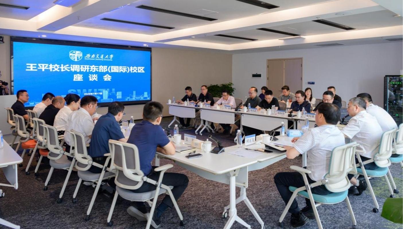 看望并慰问奋战在一线的工作人员
